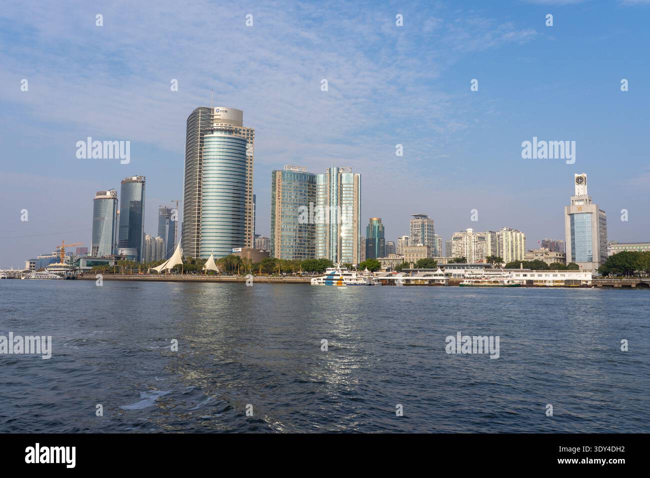 Vue sur les gratte-ciel de Xiamen à travers l'eau depuis l'île Gulangyu. Xiamen, Chine. Banque D'Images