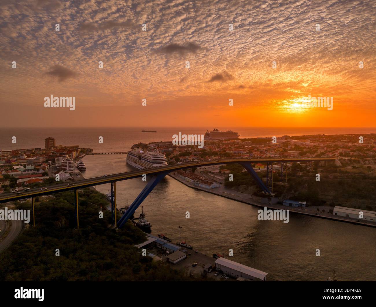 Pont de la Reine Juliana à Willemstad Curaçao avec le ciel coloré du coucher du soleil Banque D'Images
