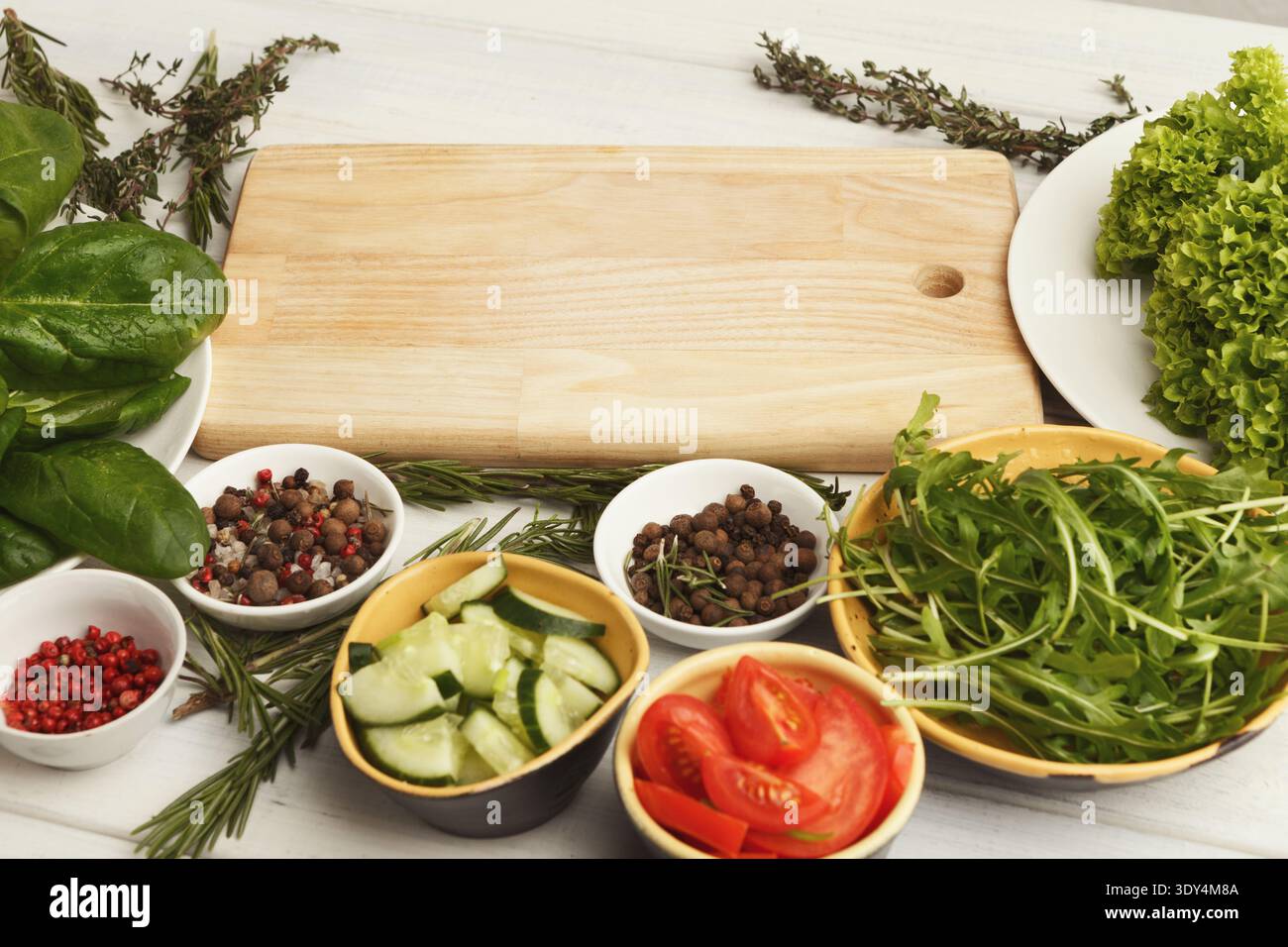 Divers légumes et épices biologiques sur la table de cuisine blanche Banque D'Images