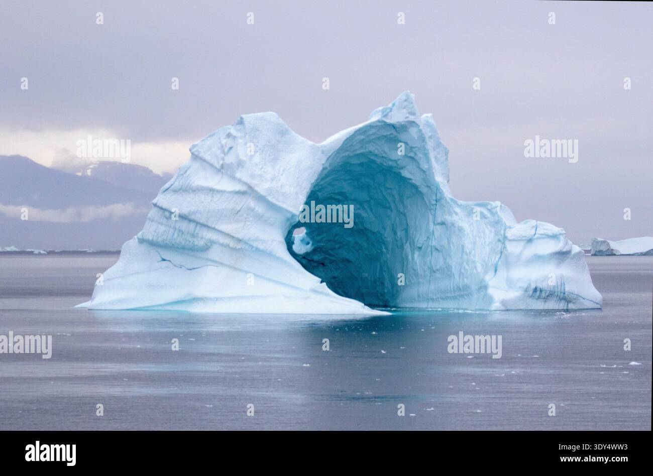 Arctique, Groenland, Ouest du Groenland, bel iceberg en arc géant Banque D'Images