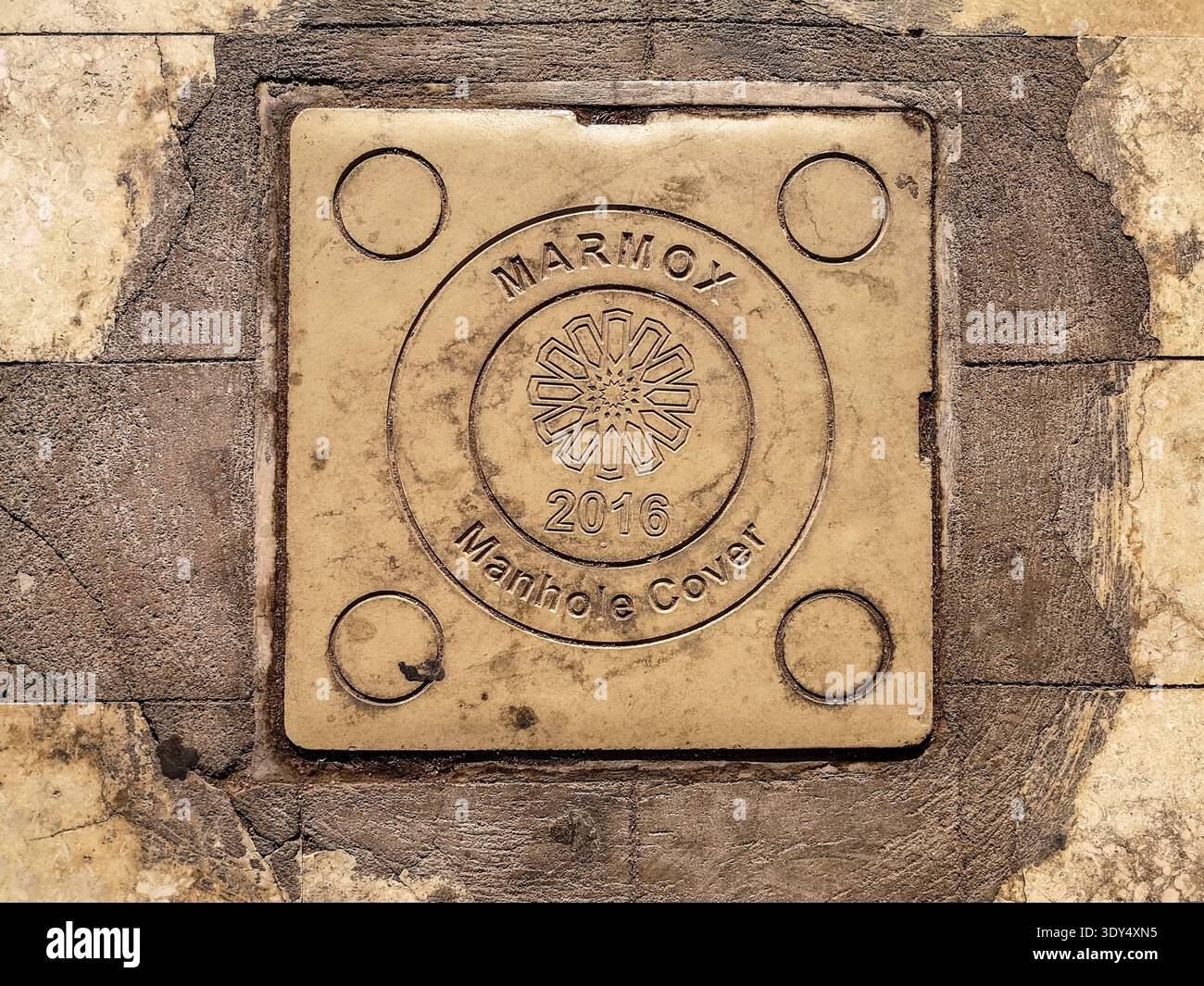Égypte, Sharm El Sheikh - 17 janvier 2020 : Marmox Manhole Cover 2016 signe sur le trottoir à Sharm El Sheikh. Belle dalle carrée vintage - Image de stock capturée avec un smartphone