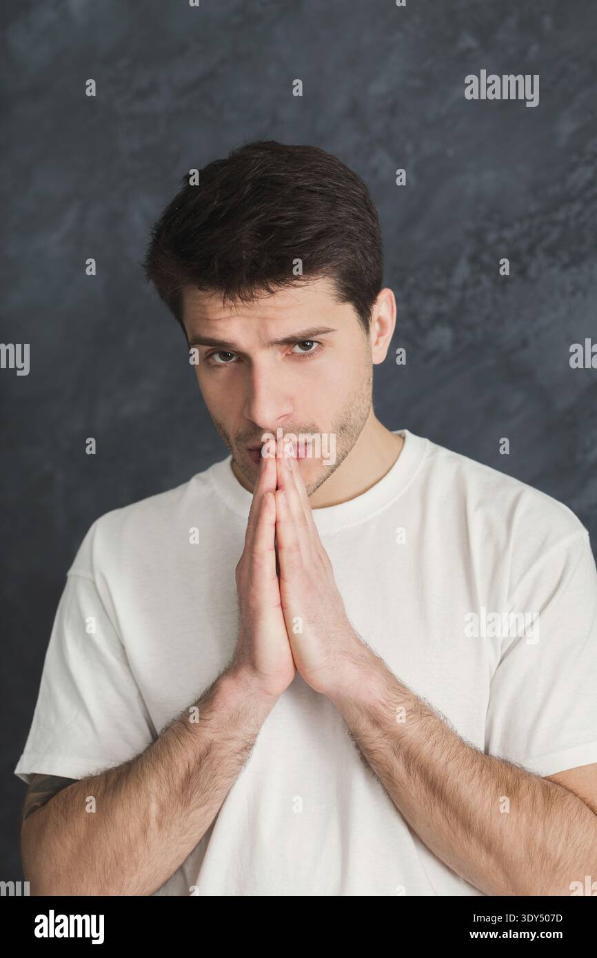 Portrait d'un homme plein d'espoir priant, photo de tête Banque D'Images