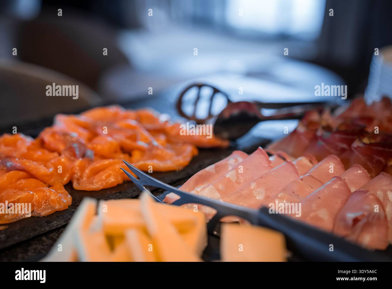 Petit-déjeuner buffet dans les Dolomites avec viandes et fromages Banque D'Images