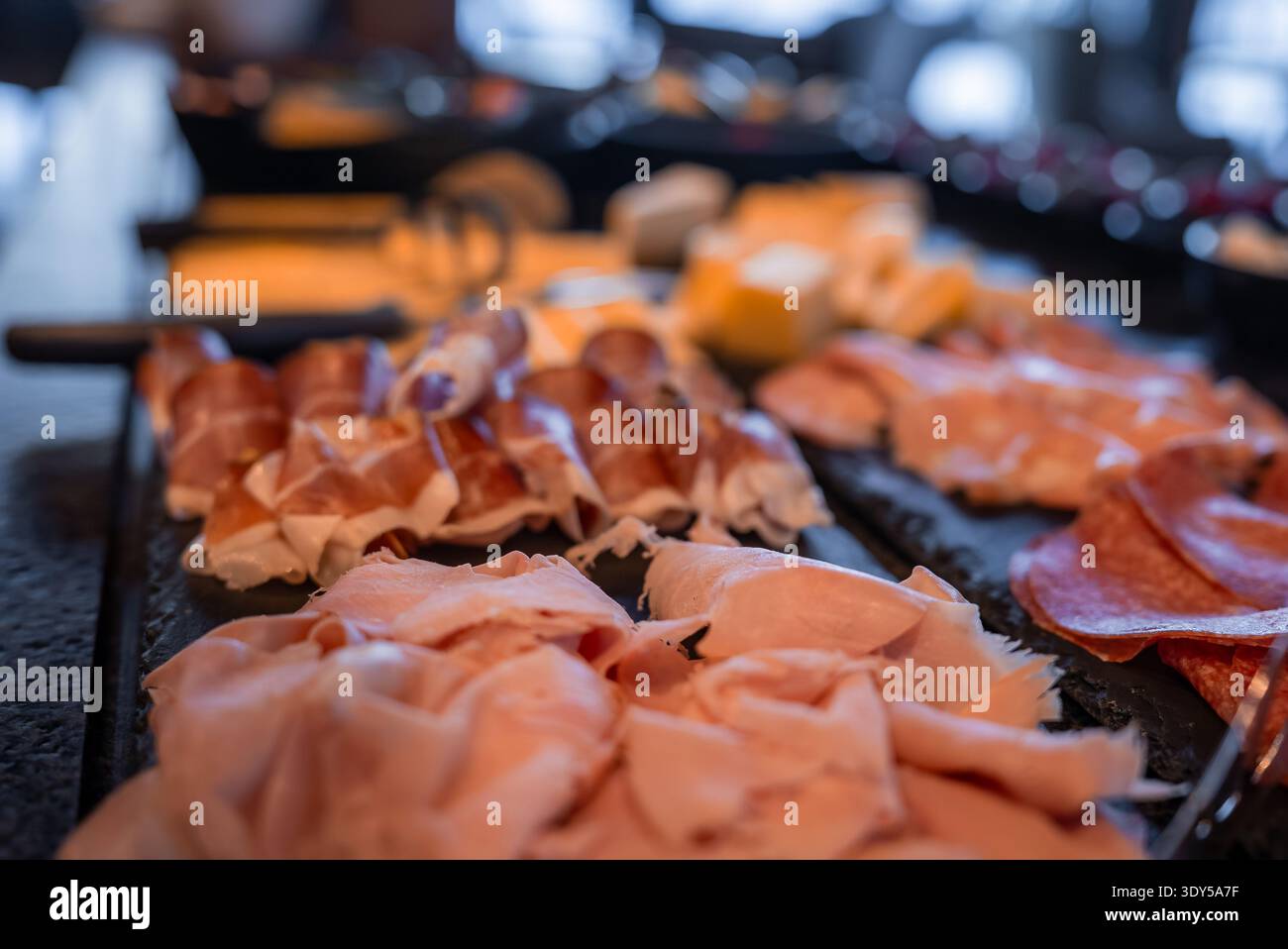 Petit-déjeuner italien salumi et formaggi servi dans l'hôtel du Tyrol du Sud Banque D'Images