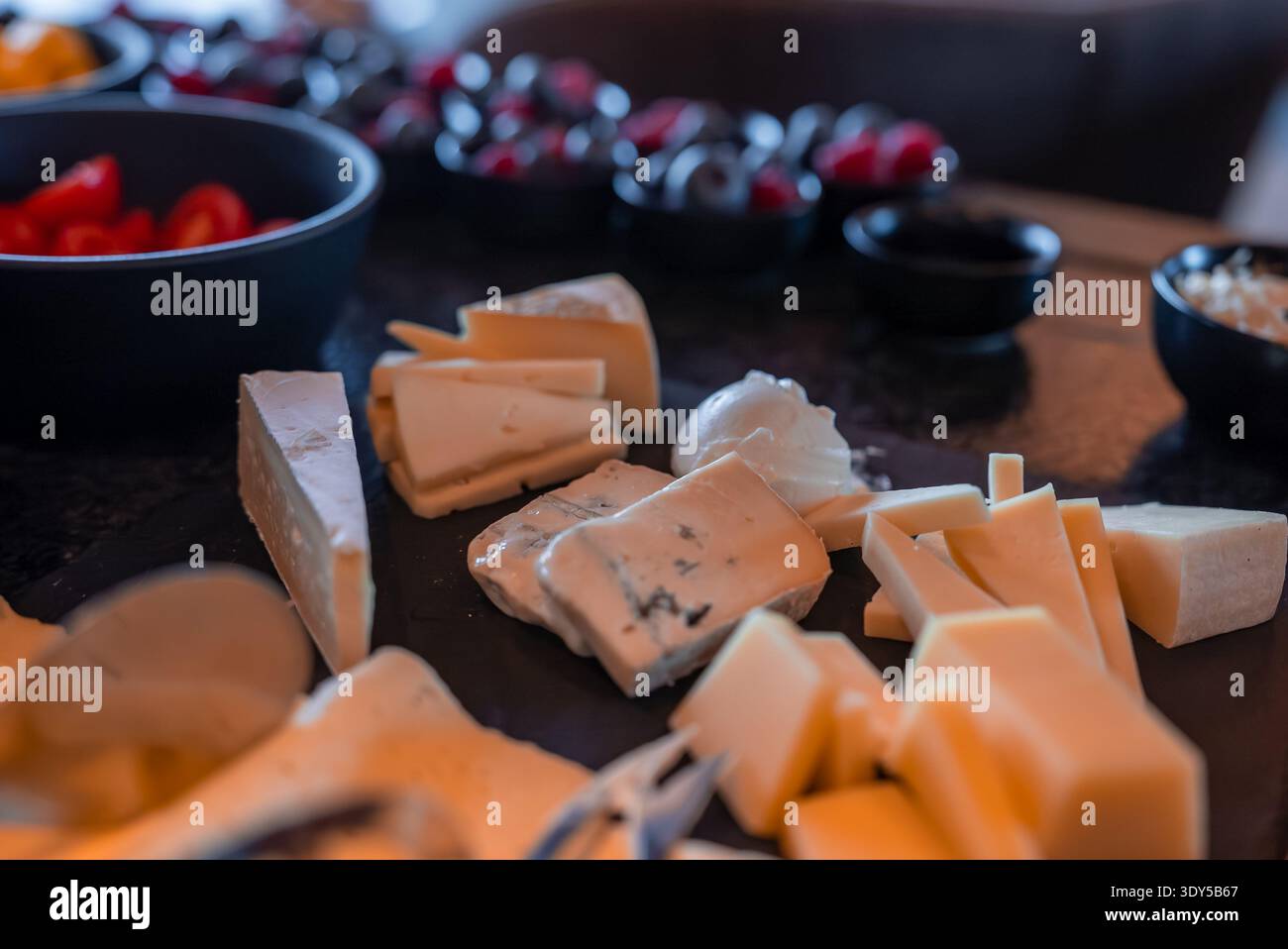 Planche à fromage artisanale dans l'hôtel Dolomites avec des produits du Tyrol du Sud Banque D'Images
