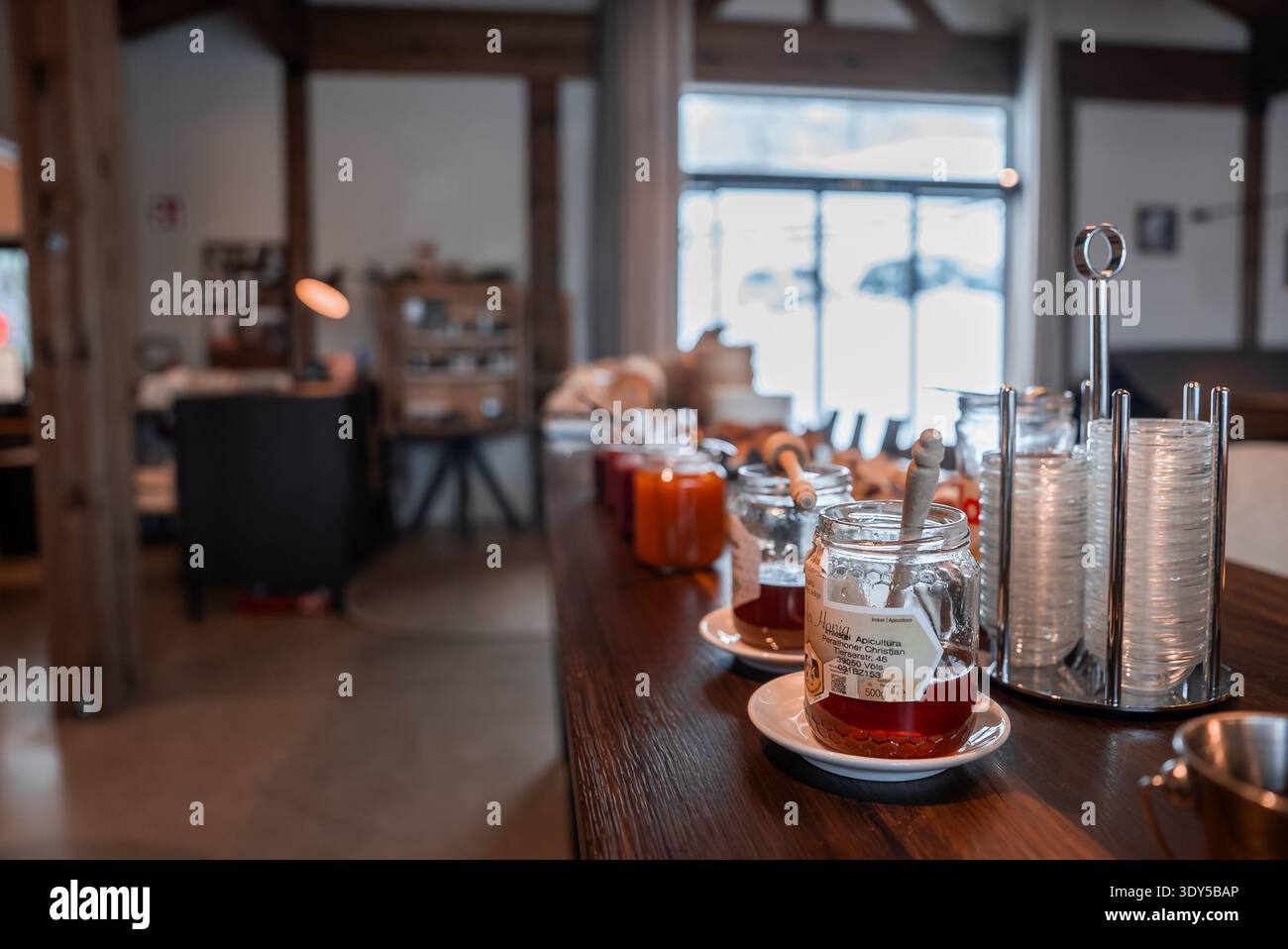Station de petit déjeuner de luxe Dolomites avec des pots de miel locaux Banque D'Images