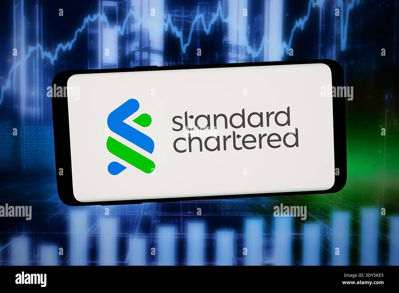 Dans cette illustration photo, le logo de la société financière Standard Chartered plc est affiché sur un smartphone devant un fond abstrait sur l'écran d'ordinateur. (Photo timon Schneider / SOPA images/SIPA USA) *** strictement à des fins éditoriales *** Banque D'Images