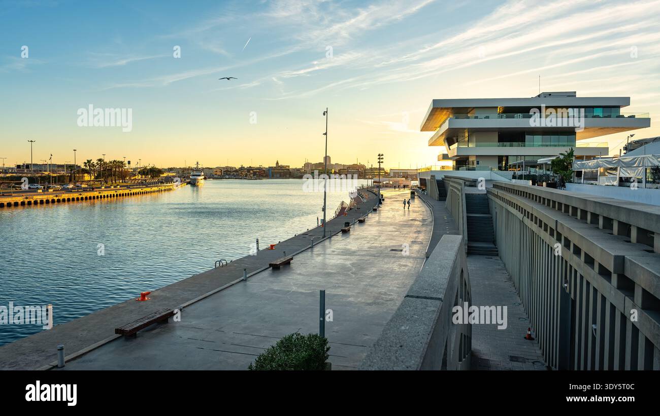 Port de Valence dans sa zone de loisirs avec coucher de soleil à l'horizon quand la nuit commence Banque D'Images