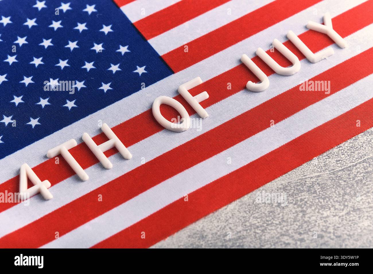 Texte 3D du 4 juillet sur un fond de drapeau américain, célébrant l'esprit du jour de l'indépendance des États-Unis Banque D'Images