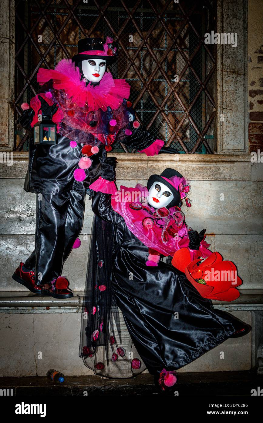 Couple Arlequin pendant le Carnaval de Venise Banque D'Images