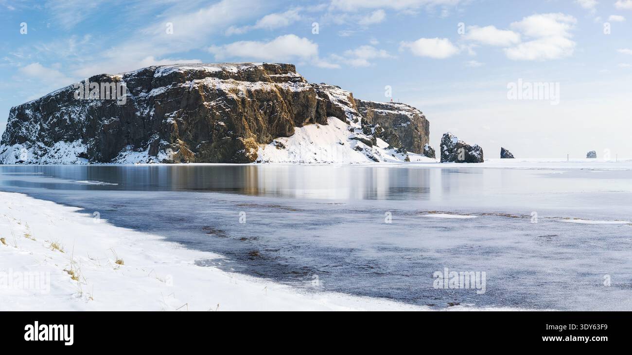 Lac gelé à Dyrhólaey Islande le jour clair Banque D'Images