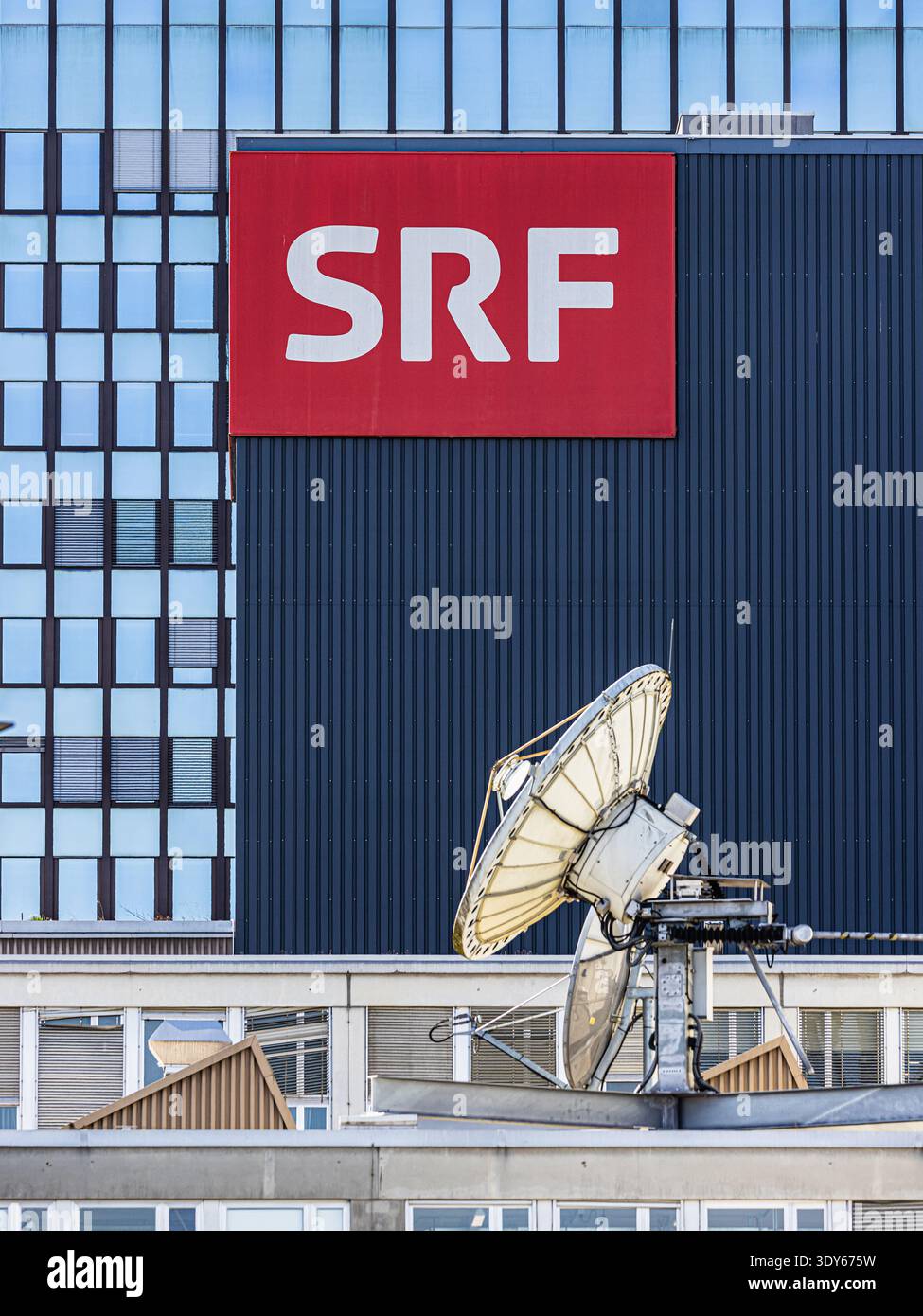 Zurich, Suisse, 4 mars 2026 : une antenne parabolique au studio principal de la Radio et télévision suisse. (Photo Andreas Haas/dieBildmanufaktur) Banque D'Images