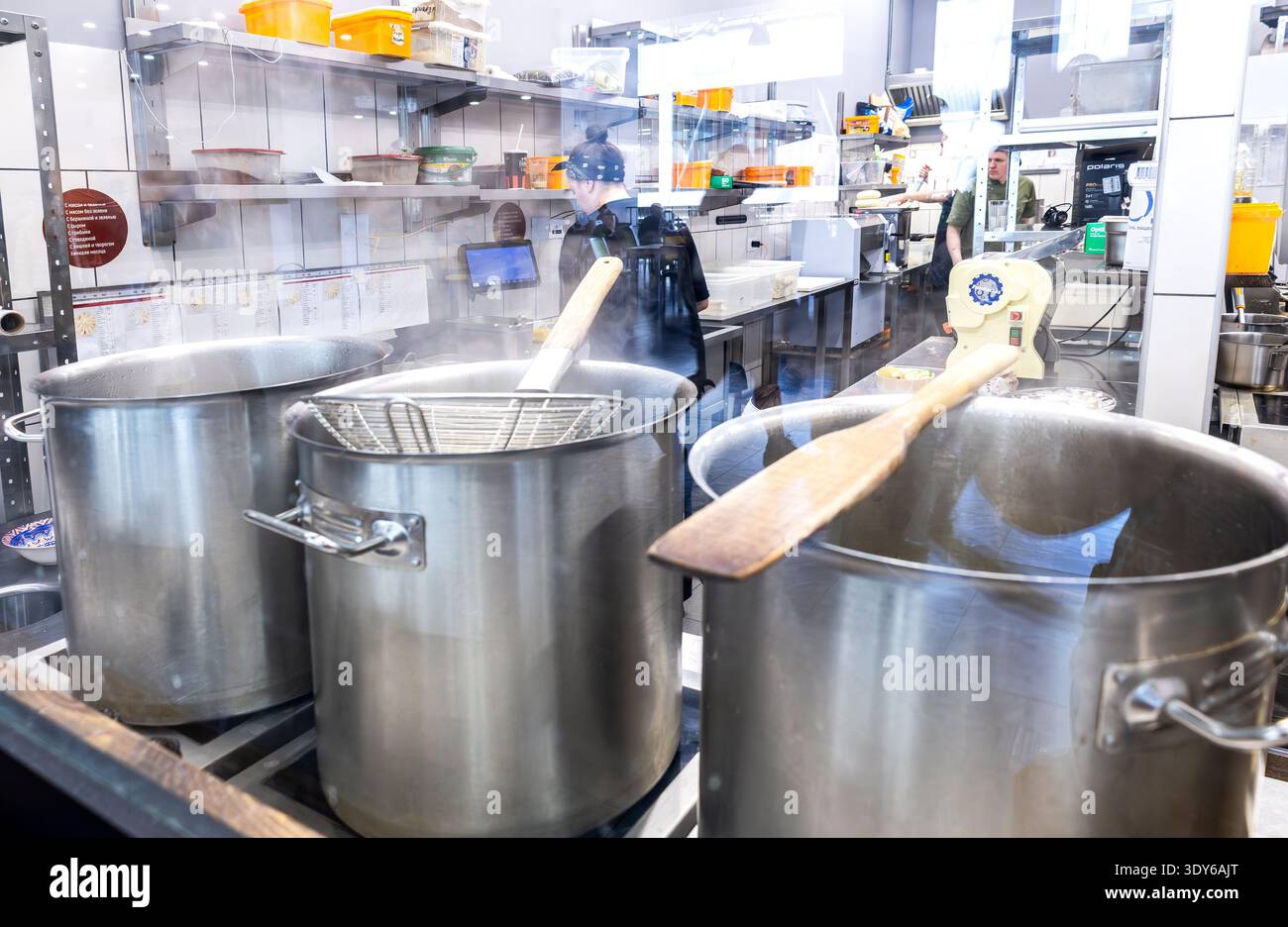 Samara, Russie - 12 avril 2025 : L'intérieur d'une petite cuisine de café, vu à travers une vitrine en verre Banque D'Images