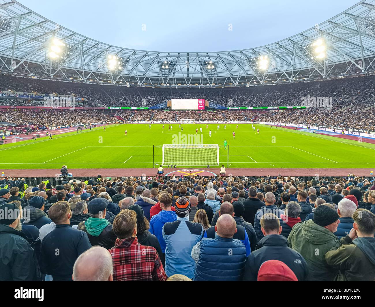 Fans regardant un match de football de premier plan au stade de Londres. Londres, Royaume-Uni, 12 novembre 2023 Banque D'Images