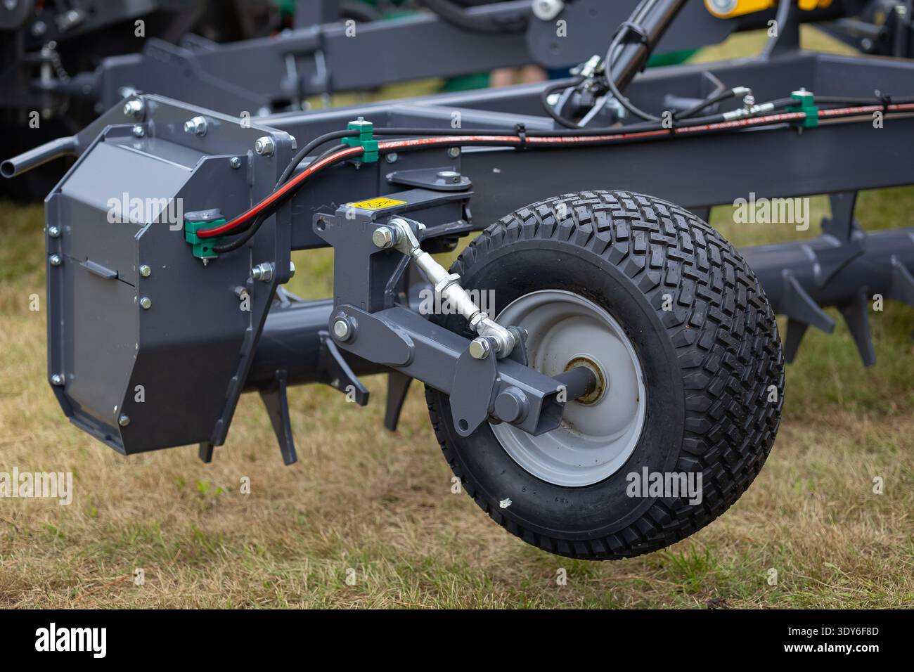 Ingénierie mécanique du système hydraulique sur un cultivateur agricole avec flexibles et vérins. Composants de machines agricoles à usage intensif Banque D'Images