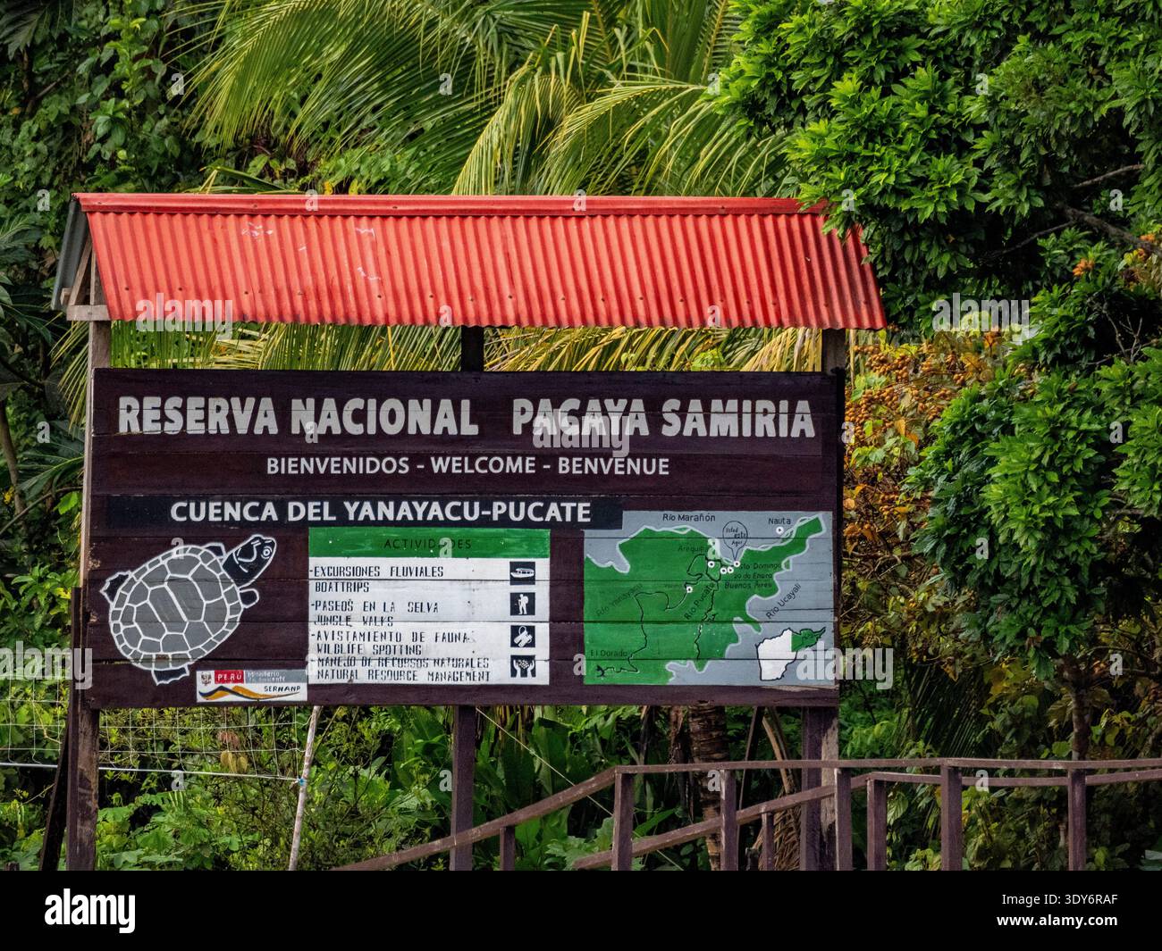 Signalisation à Pacaya Samiria Preserve à Loreto, Pérou, montrant des informations de bienvenue et des cartes pour les visiteurs Banque D'Images