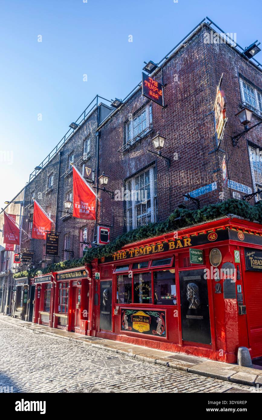 Pub historique et scène de rue animée au Temple Bar à Dublin pendant la journée Banque D'Images