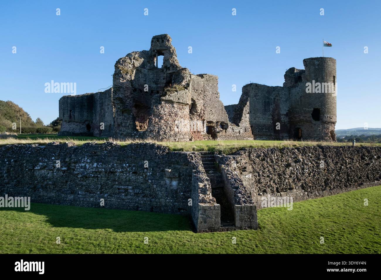 Les ruines du château de Rhuddlan se dressent dans une solitude tranquille, racontant des histoires du passé dans le nord du pays de Galles Banque D'Images