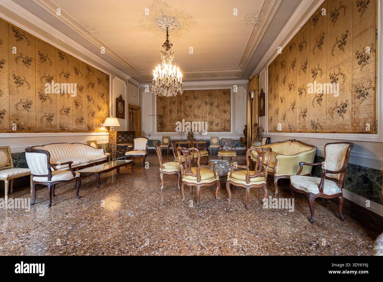 Espace intérieur décoré dans le Palazzo Nani Bernardo, mettant en valeur le mobilier et les styles de design à Venise, en Italie Banque D'Images