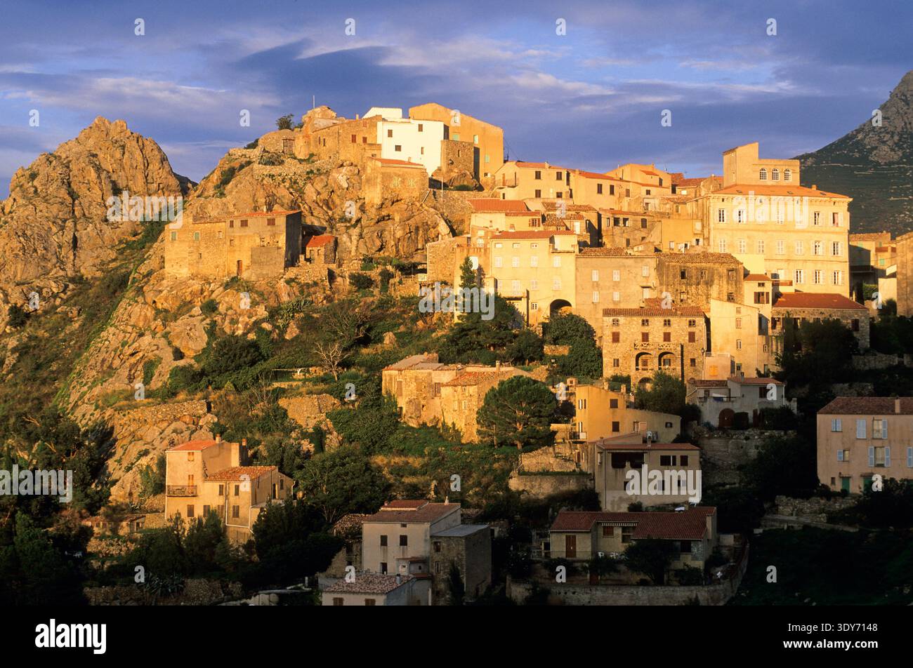 Coucher de soleil sur le village de Speloncato montrant des bâtiments et des collines rocheuses dans la région de Balagne en haute-Corse Banque D'Images