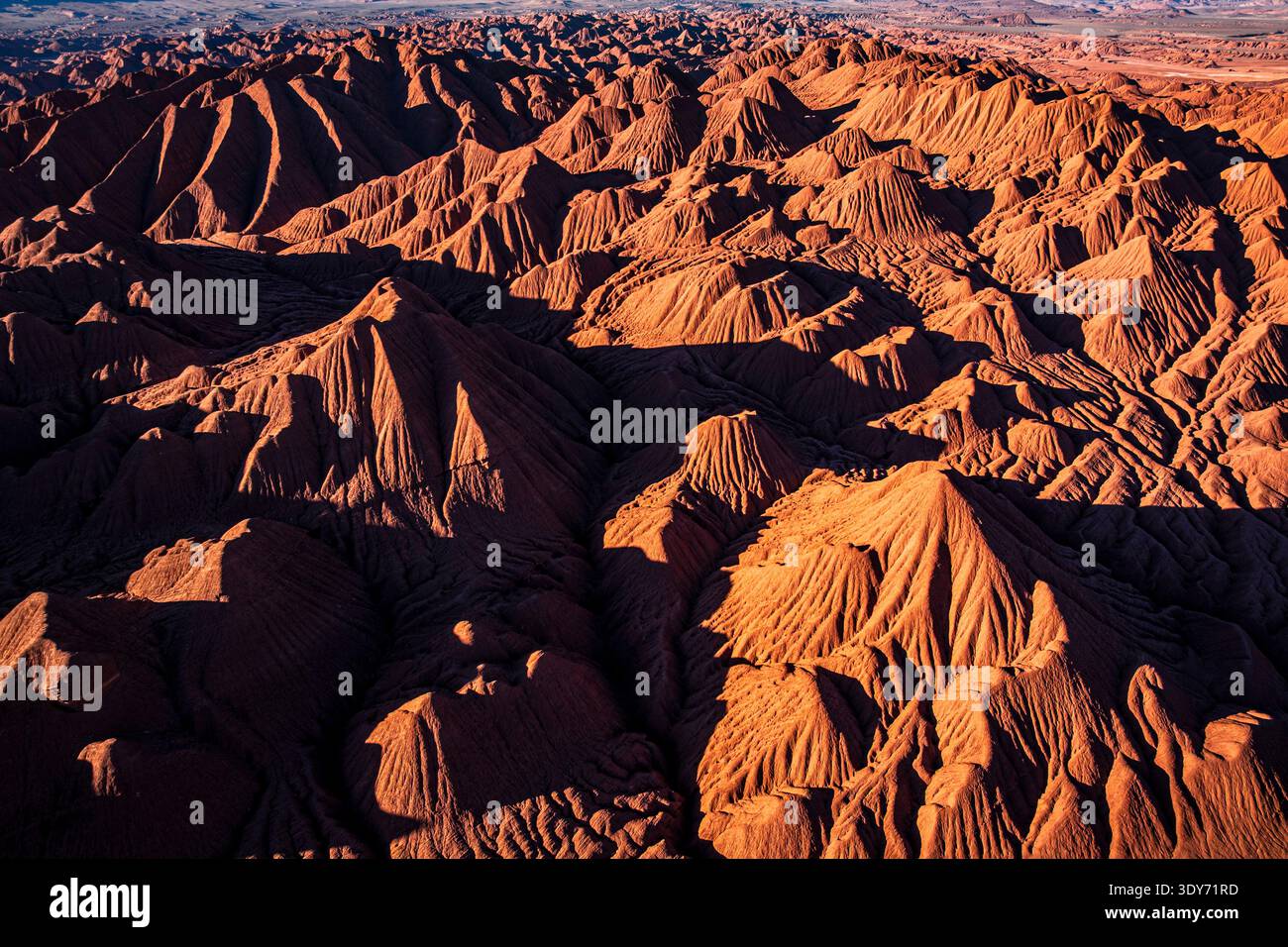Des pics érodés s'élèvent dans le désert labyrinthe avec des formations d'argile rouge à Salta, Argentine Banque D'Images