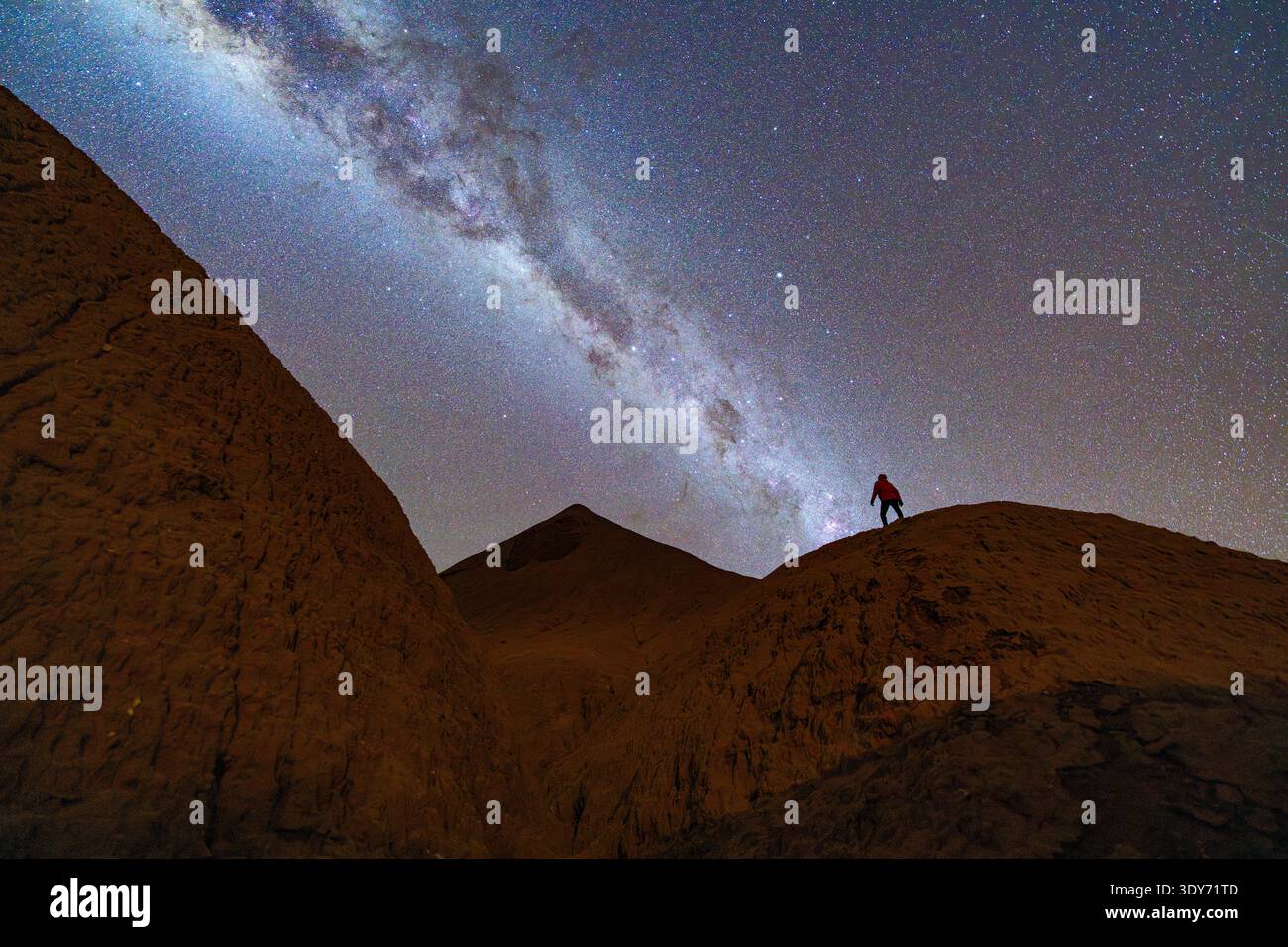 L'homme regarde la voie lactée dans le désert la nuit en Argentine avec des montagnes en arrière-plan Banque D'Images