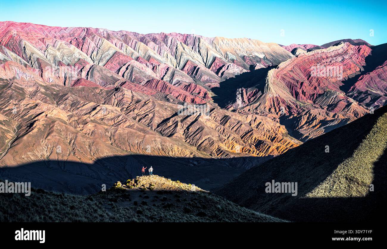 Les randonneurs explorent les montagnes colorées de Serrania de Hornocal à Jujuy, en Argentine, pendant une journée ensoleillée Banque D'Images