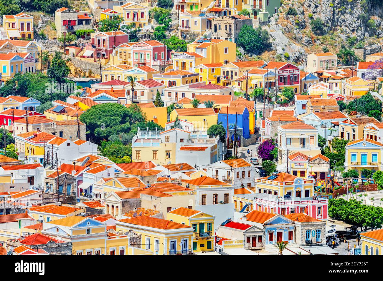 Les maisons lumineuses sur l'île de Symi montrent le charme de l'architecture grecque dans les îles du Dodécanèse par temps ensoleillé Banque D'Images