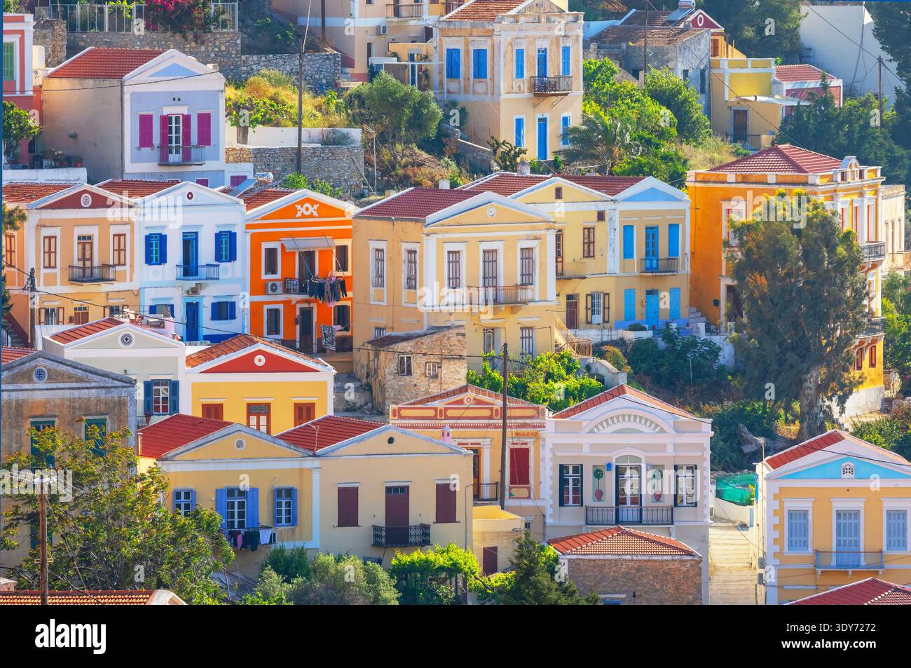 Des maisons colorées se rassemblent à Chorio représentant le charme de l'île de Symi en Grèce Banque D'Images