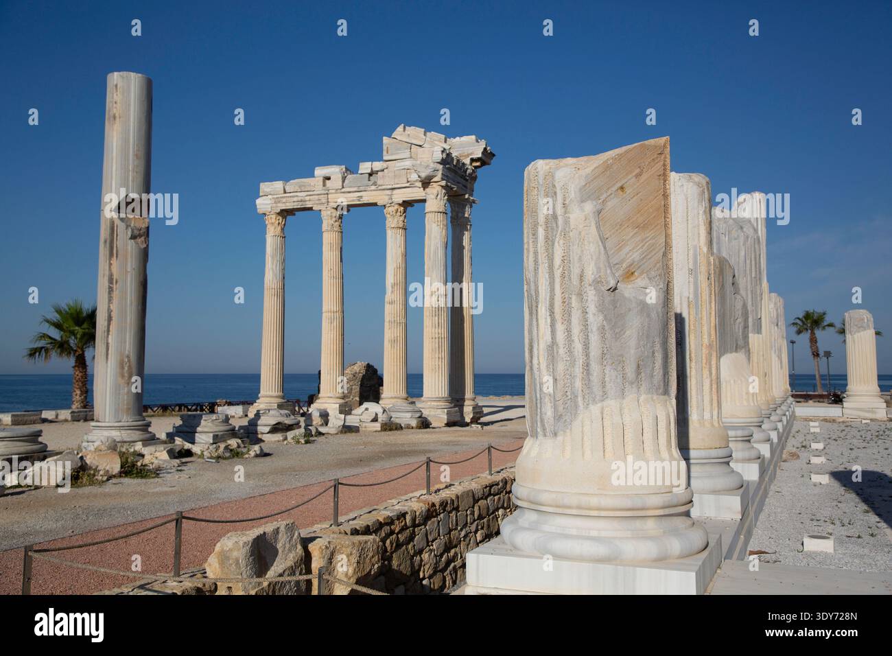 Vestiges du temple d'apollon et colonnes du temple d'athéna à antalya, turquie Banque D'Images