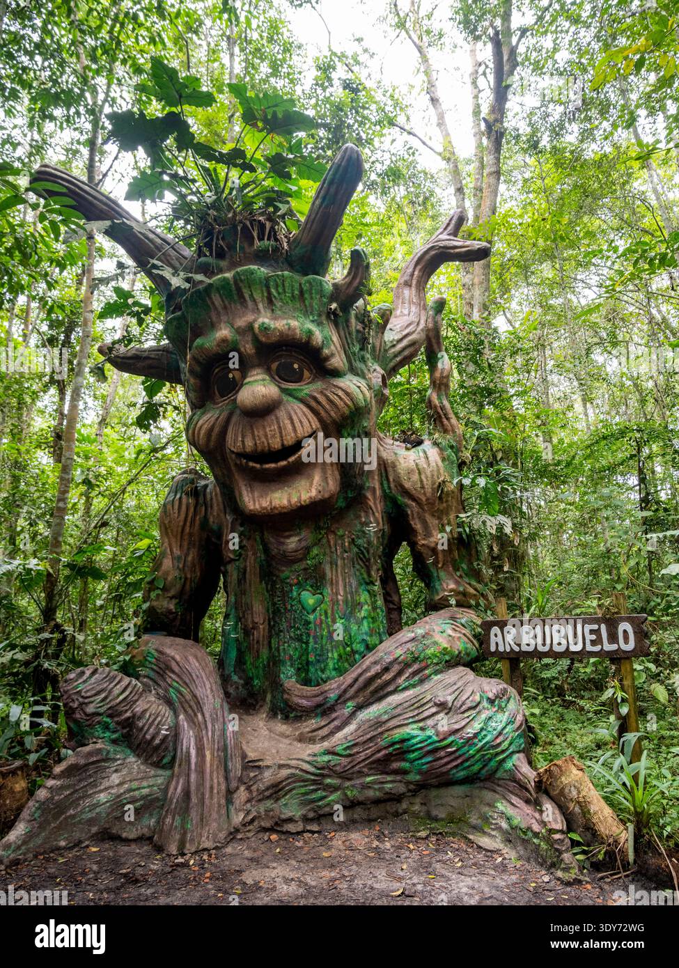 Statue en bois sculptée d'Arbuelo au centre de secours d'Iquitos entouré d'une forêt verte Banque D'Images