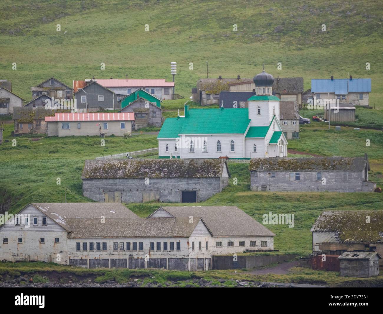 Édifices historiques et structures communautaires de Saint George sur l'île Saint George, Alaska, capturés pendant la journée Banque D'Images