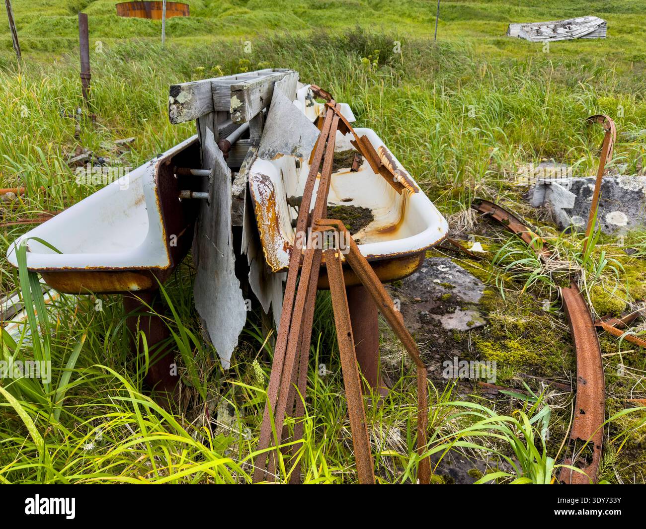 Les vestiges de la base navale de Sand Bay à Great Sitkin Island montrent l'impact du temps et de la nature sur l'histoire Banque D'Images