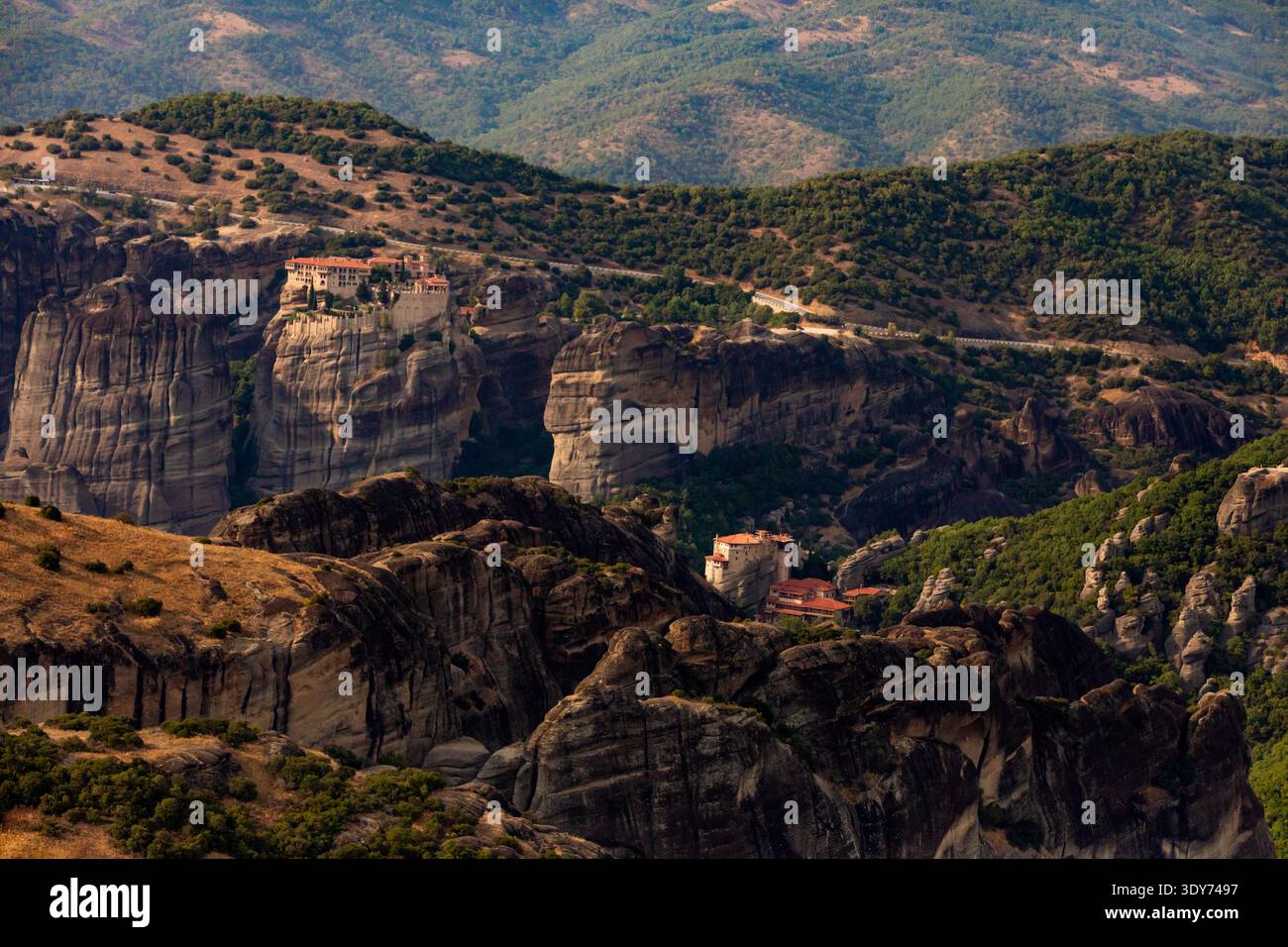 Monastères au sommet des piliers rocheux dans les Météores, entourés de collines et de falaises en Grèce Banque D'Images