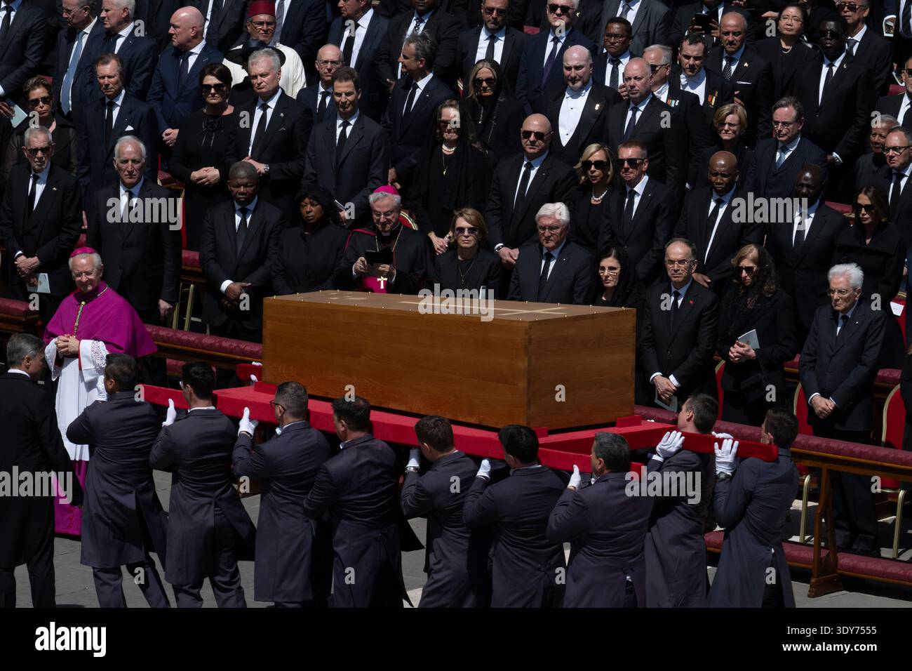 Cérémonie funéraire pour le pape François tenue à la place Peters au Vatican le 26 avril 2025 en présence des dirigeants et des personnes en deuil Banque D'Images