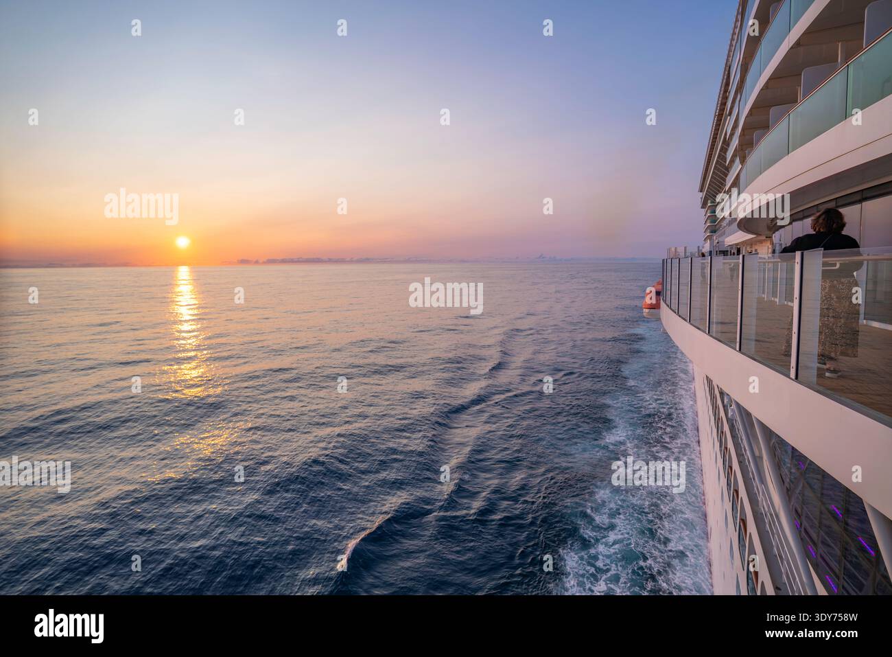 Vue sur le coucher du soleil depuis un bateau de croisière naviguant dans la mer du Nord près de la Norvège Banque D'Images
