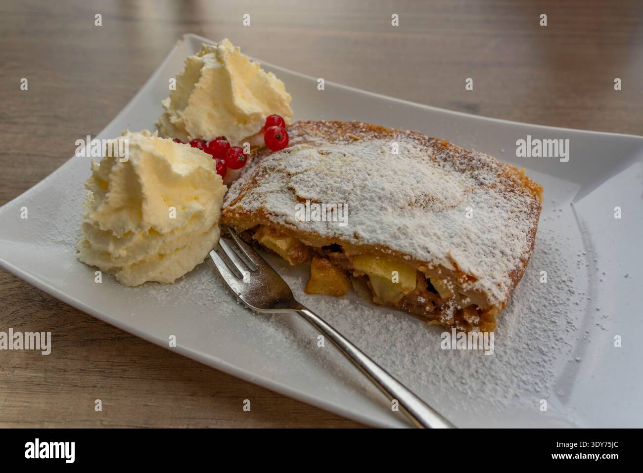 Strudel traditionnel aux pommes servi avec de la crème à Bruckberg, Salzbourg, Autriche pendant un après-midi ensoleillé Banque D'Images