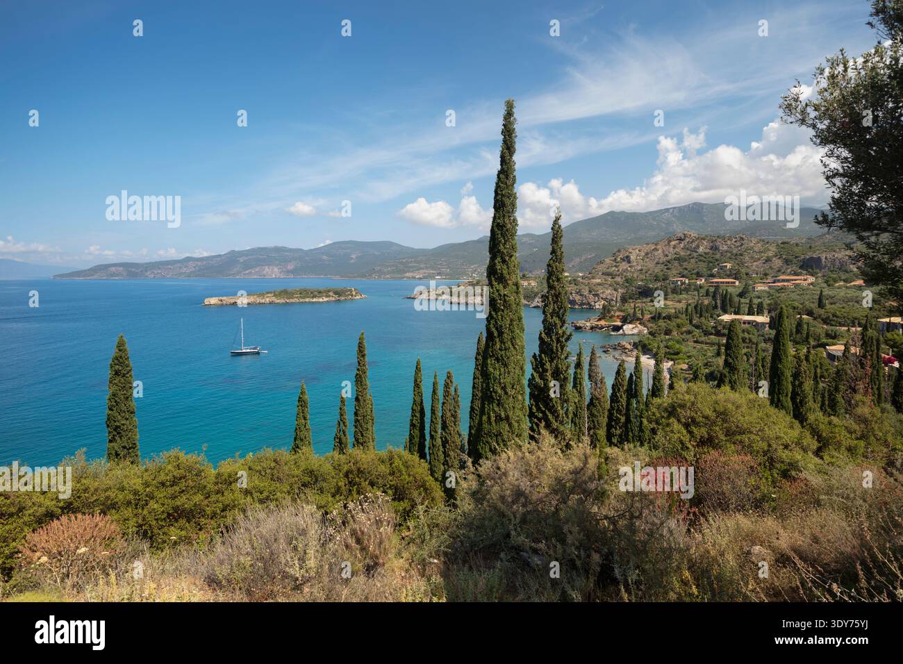 Vue sur la plage de Kalamitsi et le littoral avec des cyprès à Kardamyli, Messénie, Péloponnèse, Grèce Banque D'Images