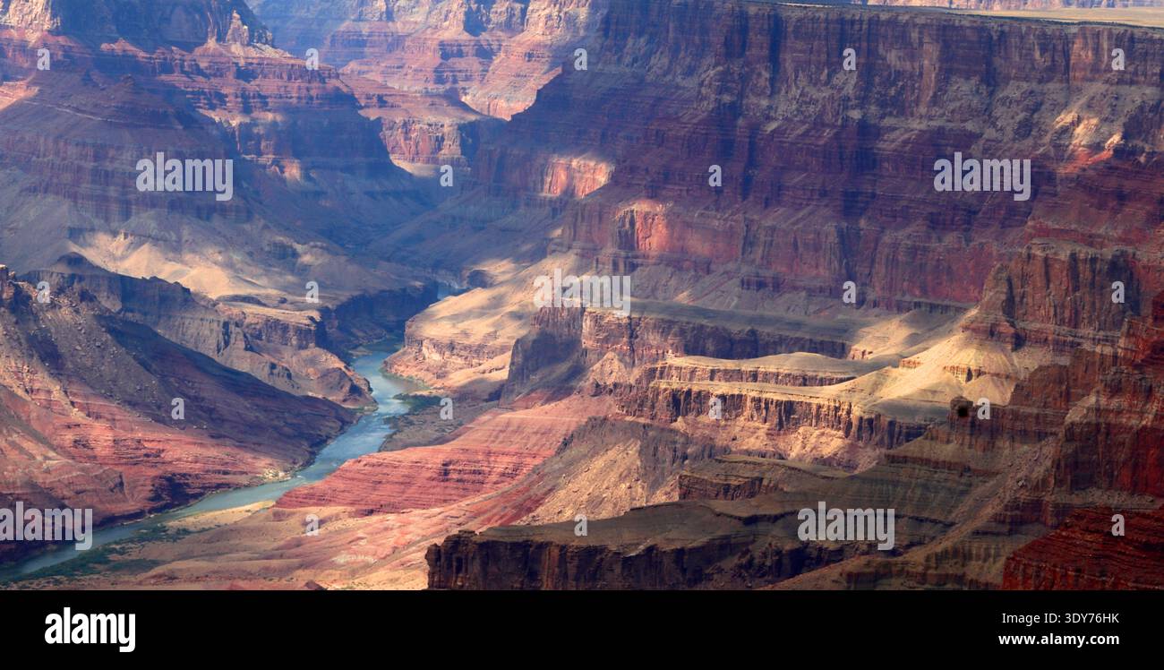 Vue sur le Grand Canyon avec le fleuve Colorado qui coule dans le canyon en Arizona un jour d'été Banque D'Images