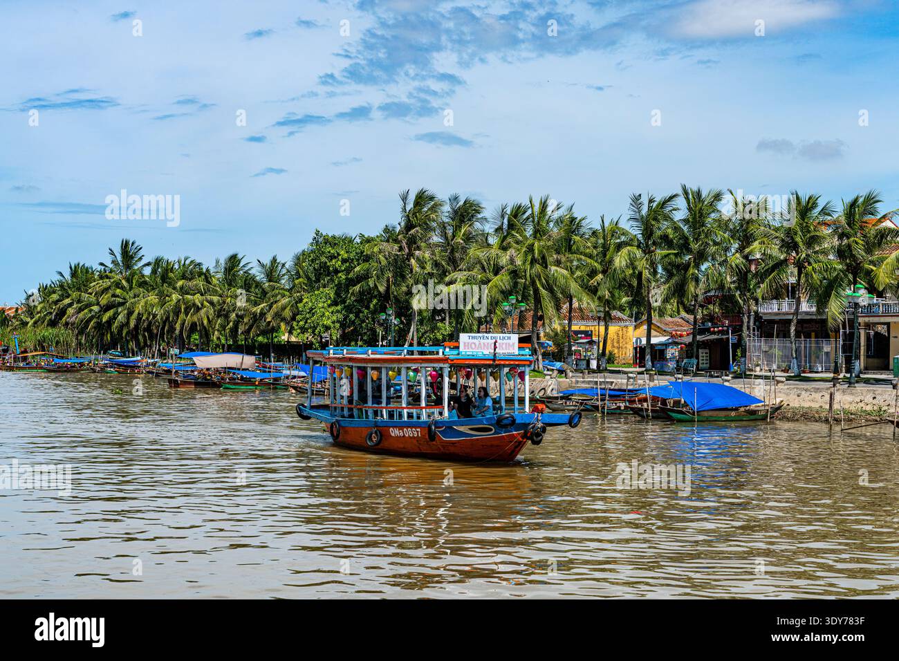 Les bateaux touristiques naviguent sur la rivière Thu bon dans la province de Hoi an Quang Nam Vietnam par une journée ensoleillée Banque D'Images