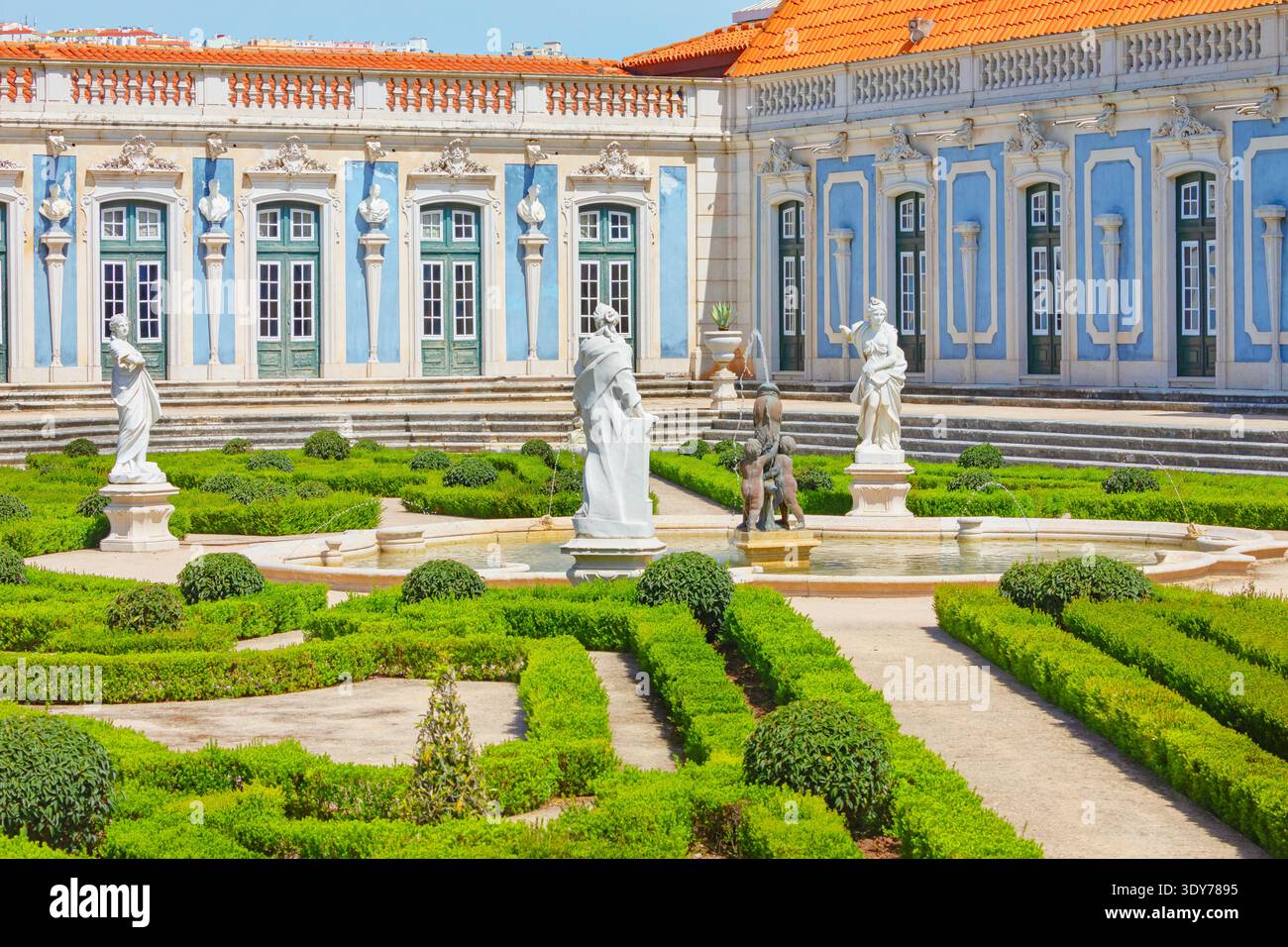 Visite des jardins et des fontaines du Palais National Queluz à Lisbonne par temps ensoleillé Banque D'Images