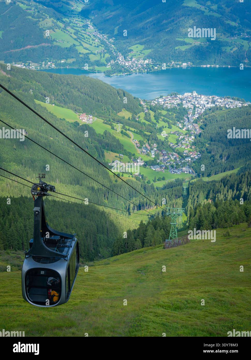 Téléphérique voyage au-dessus de Zell am See depuis la station de Schmittenhohebahn lors d'une journée ensoleillée à Salzbourg, en Autriche Banque D'Images