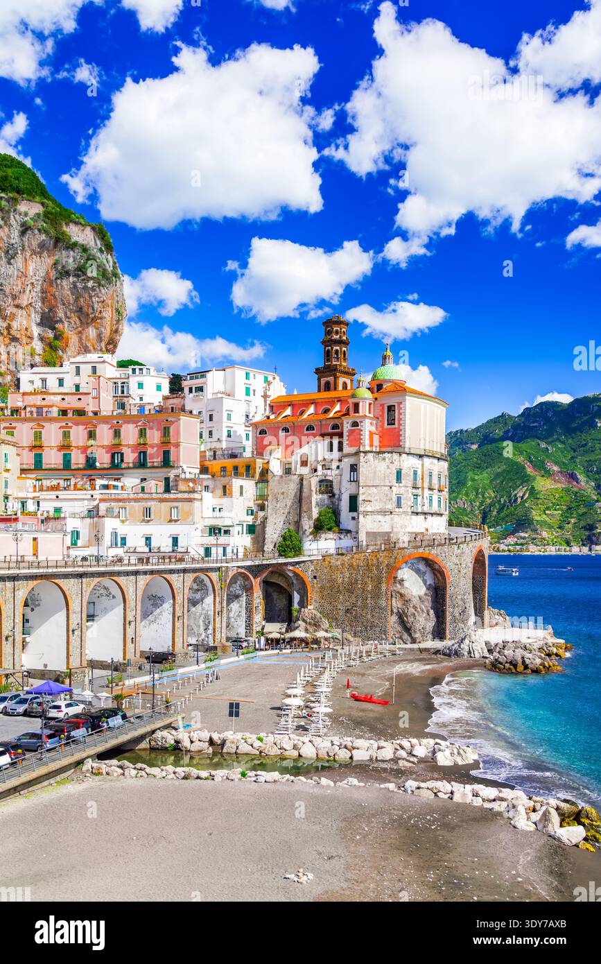 Atrani, Italie. Petite ville sur la côte amalfitaine, mer Méditerranée - maisons colorées à flanc de falaise. Banque D'Images