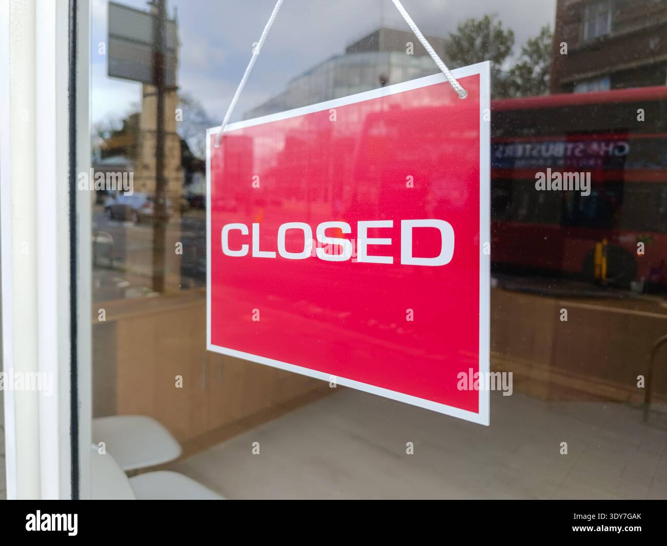 Enseigne fermée de magasin d'affaires accrochée sur l'affichage en verre pour magasin de détail Banque D'Images