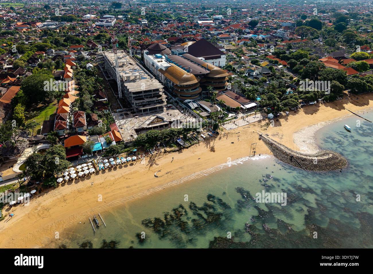 Vue aérienne du site de construction du centre commercial Icon Bali sur la côte de Sanur, Bali Banque D'Images
