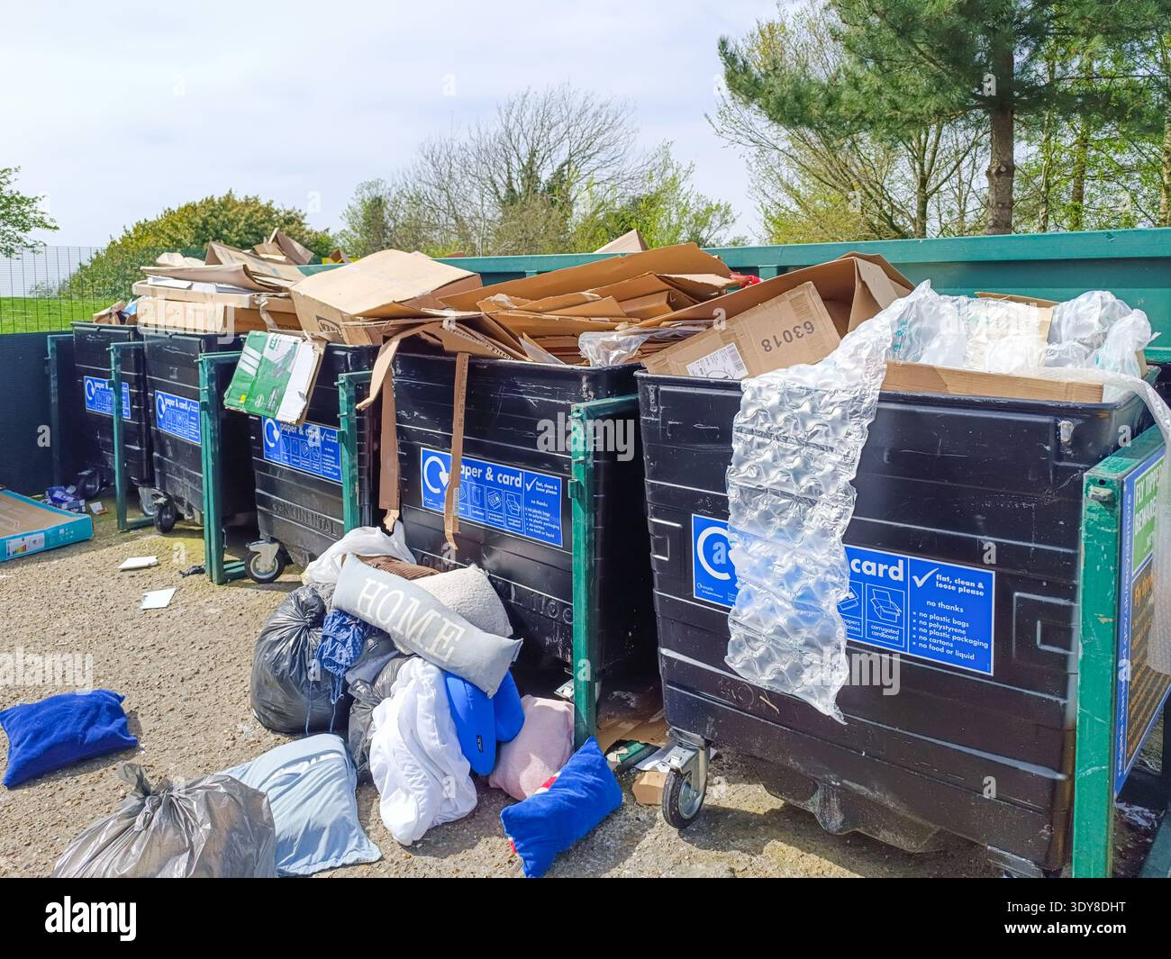 Bacs de recyclage des déchets remplis de carton et de déchets ménagers. Londres, Royaume-Uni, 13 avril 2024 Banque D'Images