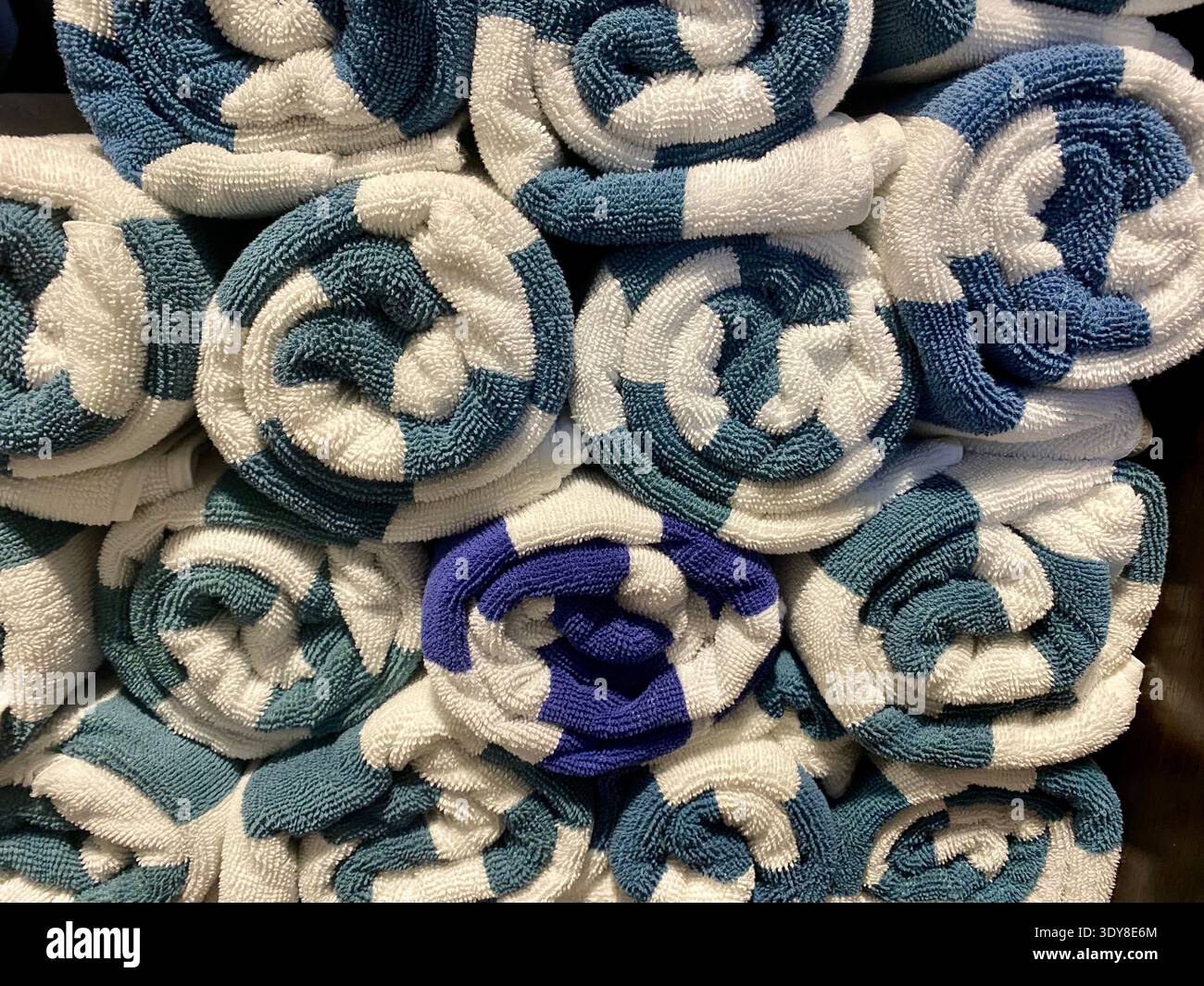 Serviettes roulées rayées blanches et bleues Banque D'Images