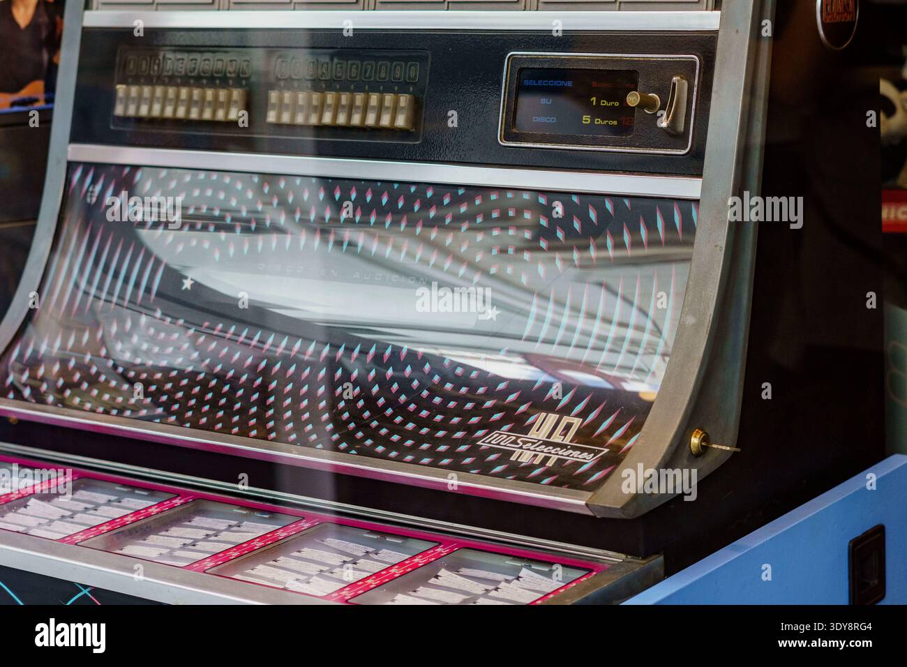 Barcelone, Espagne - 10 mai 2022. Un juke-box, également connu en espagnol sous le nom de sinfonola, est un appareil partiellement automatisé qui joue de la musique en insérant une pièce de monnaie i. Banque D'Images