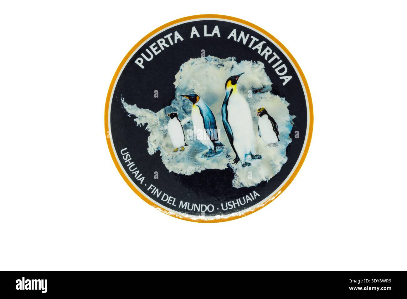 Autocollant rond représentant des manchots empereurs debout sur la glace antarctique avec une silhouette de carte ; texte espagnol : « puerta a la antartida » et « ushuaia - fin de Banque D'Images