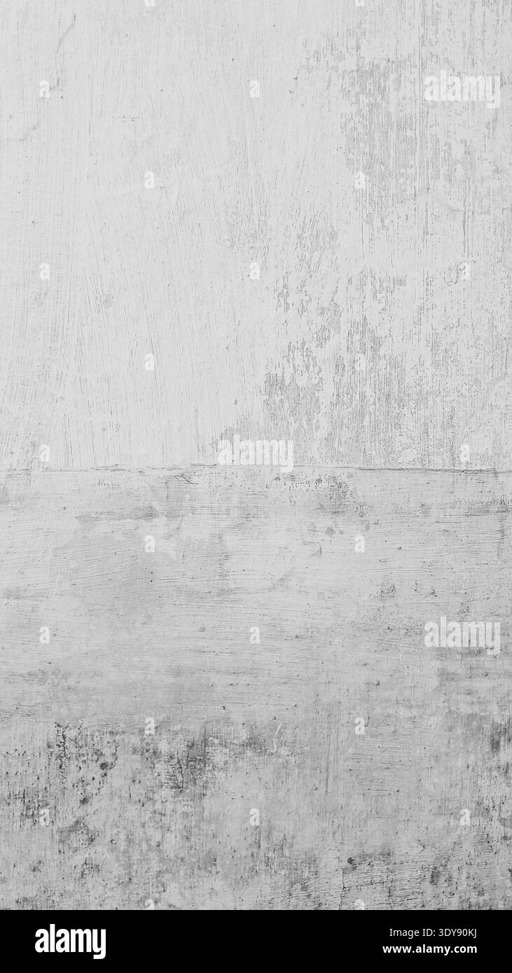Mur en plâtre rugueux montrant de la peinture et du béton altérés. Fond grunge gris abstrait avec des détails de surface vieillis Banque D'Images